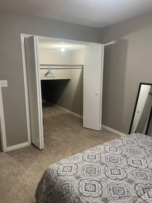 Wonderful 2-Bedroom Apartment Camrose Zewnętrze zdjęcie