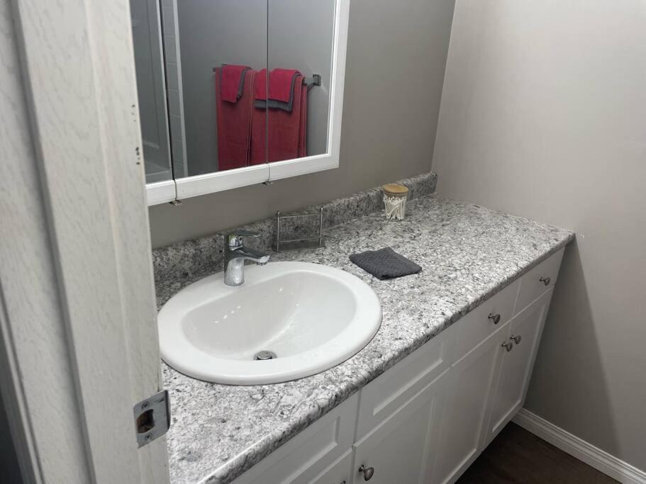 Wonderful 2-Bedroom Apartment Camrose Zewnętrze zdjęcie