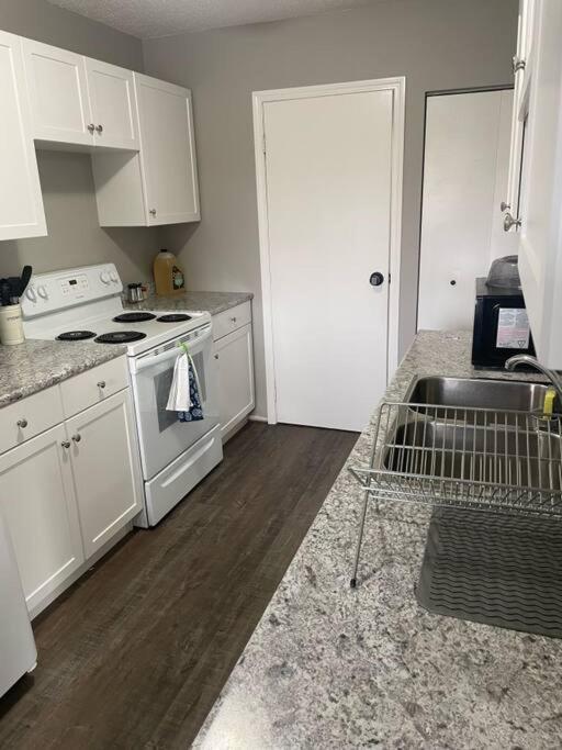 Wonderful 2-Bedroom Apartment Camrose Zewnętrze zdjęcie