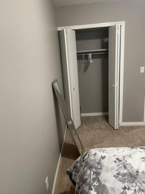 Wonderful 2-Bedroom Apartment Camrose Zewnętrze zdjęcie